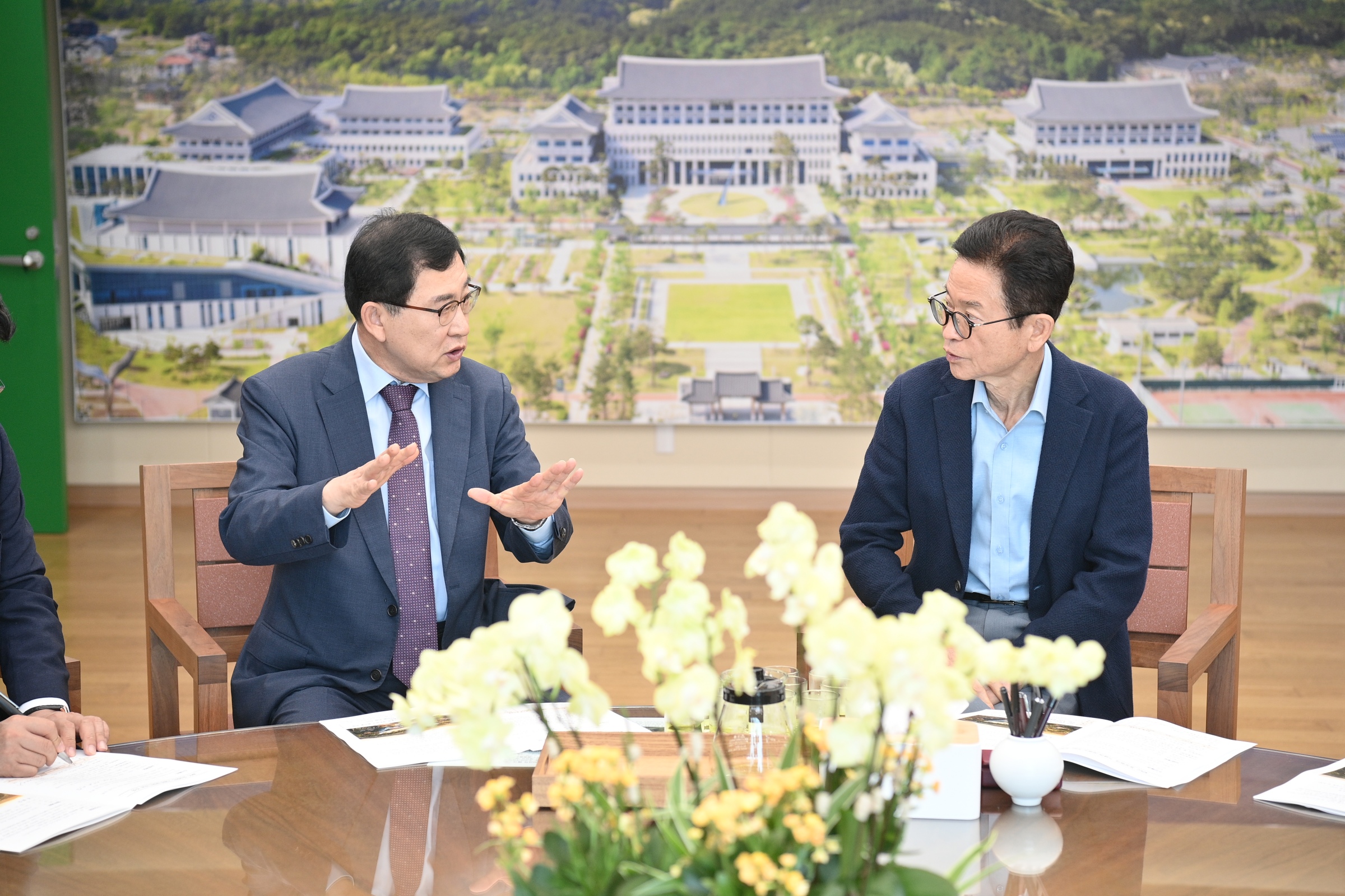 주낙영 경주시장이 28일 경상북도를 방문해 이철우 경상북도지사와 지역 핵심 현안 지원을 위한 협력 의지를 다지고 있다 (1) (1).jpg