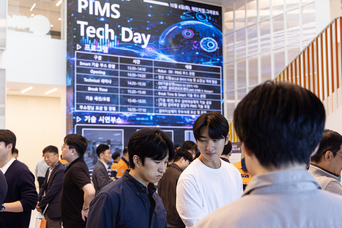 PIMS Tech Day에 참여한 직원들이 개발 사례를 유심히 살펴보고 있다.png